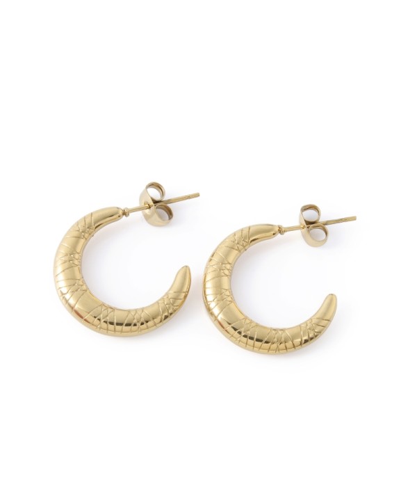 Pendientes de aro curvado con textura grabada