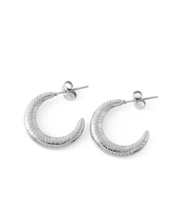 Pendientes de aro curvado con textura grabada