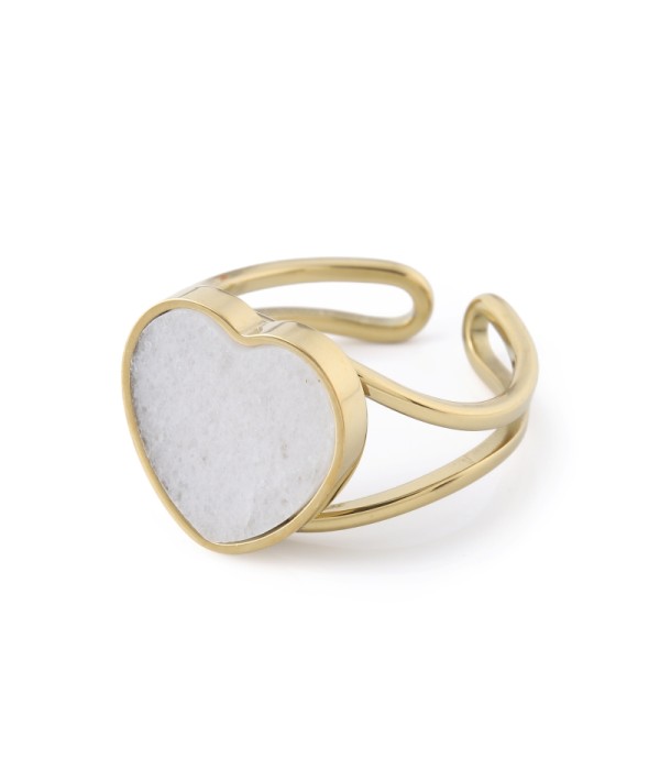 Anillo dorado con corazón de jade