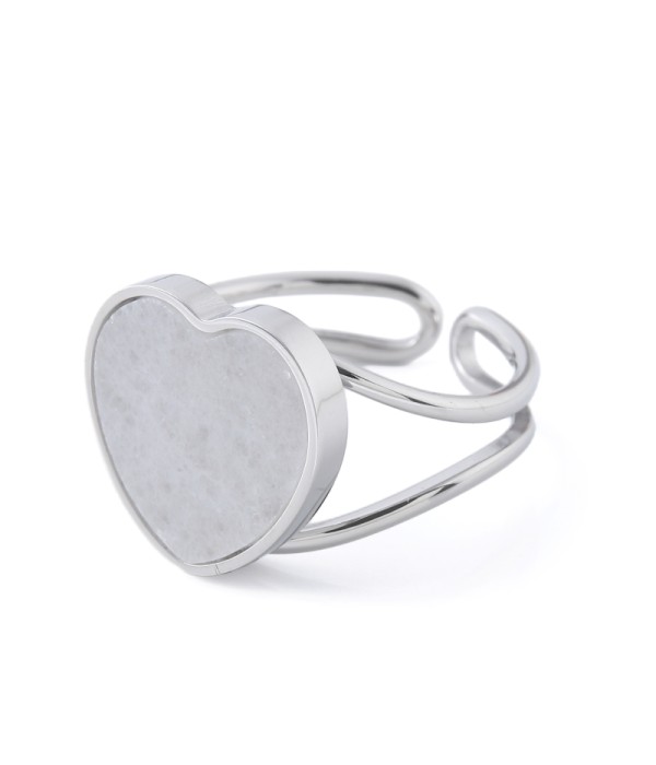 Anillo plateado con corazón de jade