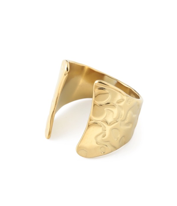 Anillo dorado con diseño martillado irregular