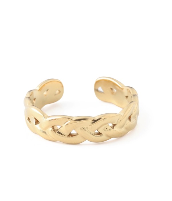 Anillo dorado con diseño trenzado