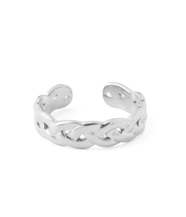 Anillo plateado con diseño trenzado