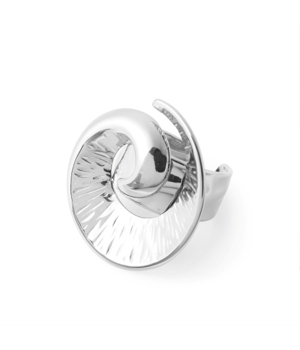 Anillo con diseño espiral elegante