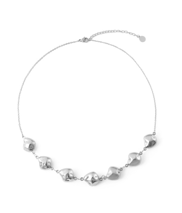 Collar plateado con cuentas irregulares