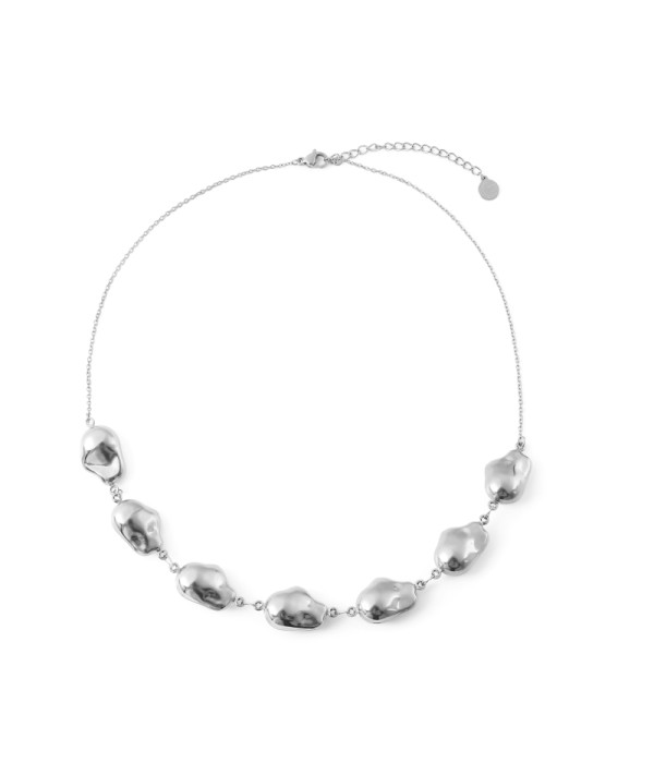 Collar plateado con cuentas irregulares