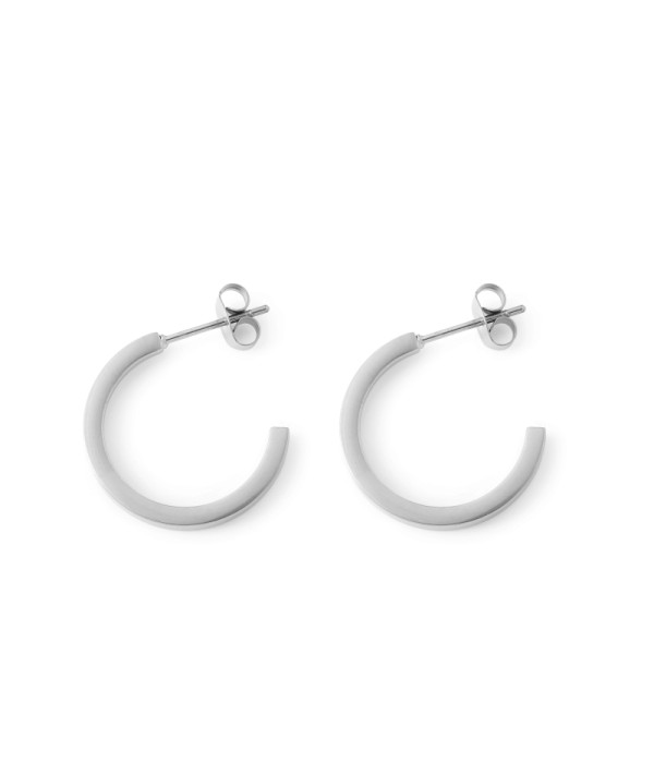 Pendientes de aro plateados con diseño minimalista