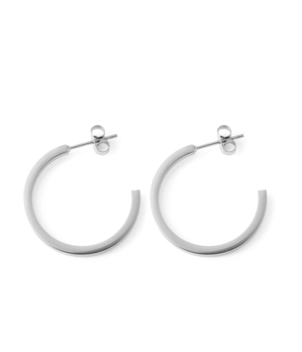 Pendientes de aro plateados con diseño minimalista