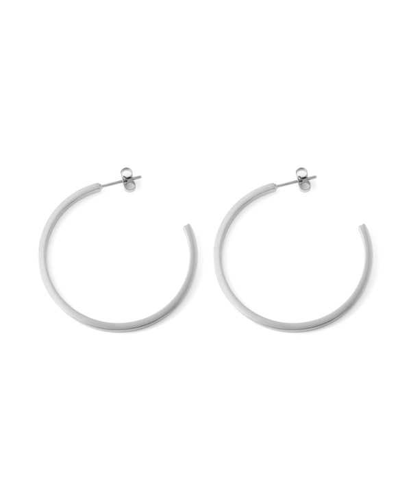 Pendientes de aro plateados con diseño minimalista