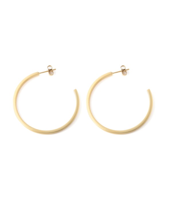 Pendientes de aro dorados con diseño minimalista