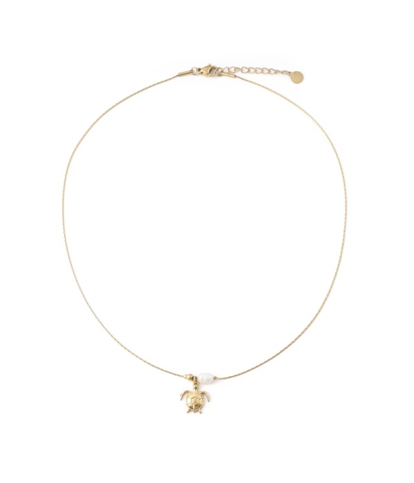 Collar dorado con colgante de tortuga y perla