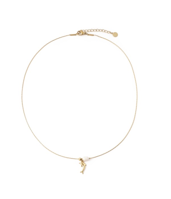 Collar dorado con colgante de delfín y perla