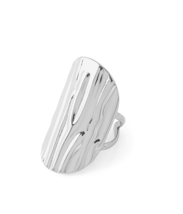 Anillo plateado con efecto ondulado