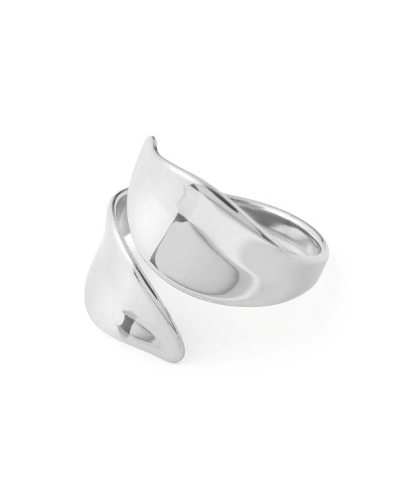 Anillo plateado de diseño curvado