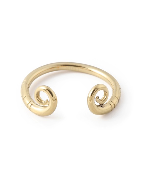 Anillo dorado con diseño de espirales