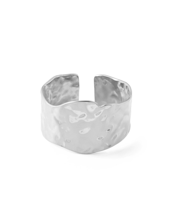 Anillo plateado ancho con textura martillada