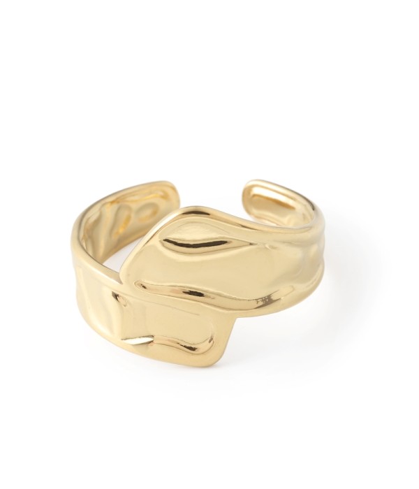 Anillo dorado con diseño ondulado