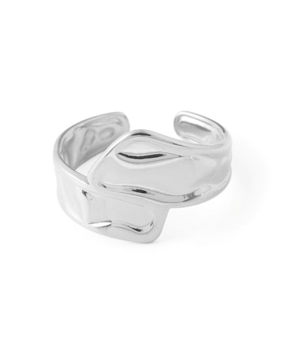 Anillo plateado con diseño ondulado