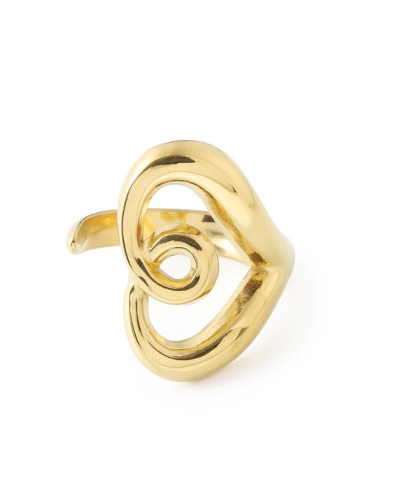 Anillo dorado con diseño de corazón