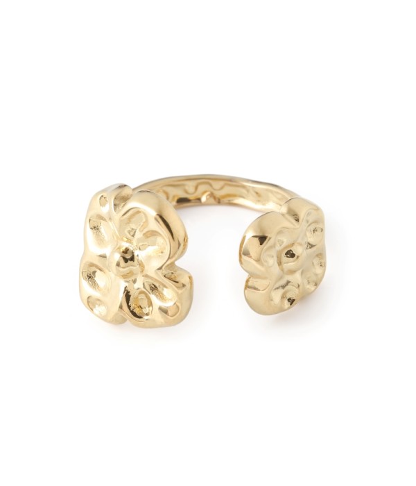 Anillo con detalles florales en relieve