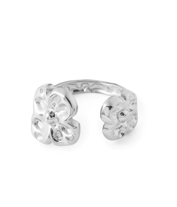 Anillo con detalles florales en relieve