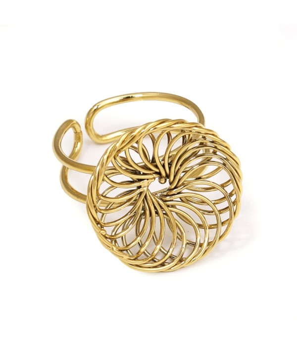 Anillo con diseño de espirales caladas