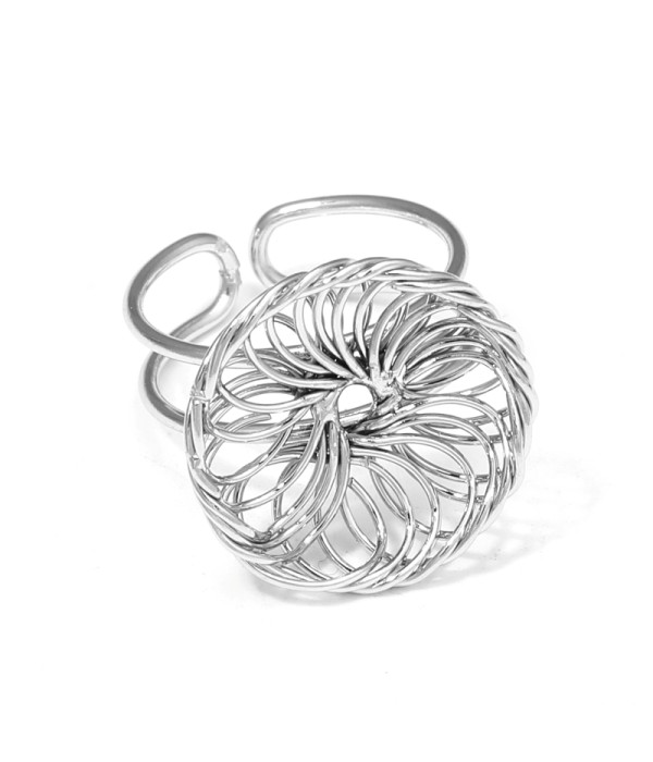 Anillo con diseño de espirales caladas