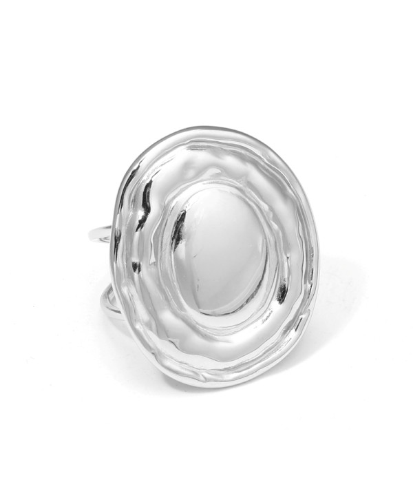 Anillo plateado con diseño de ondas irregulares