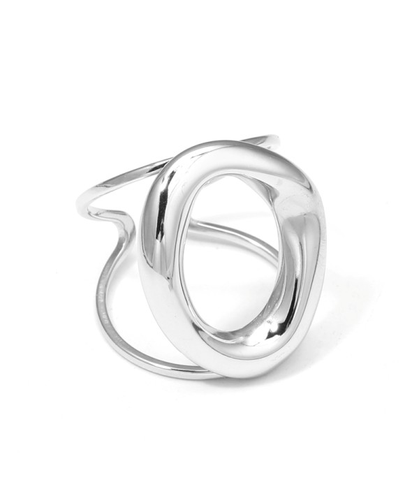 Anillo plateado con diseño de óvalo hueco