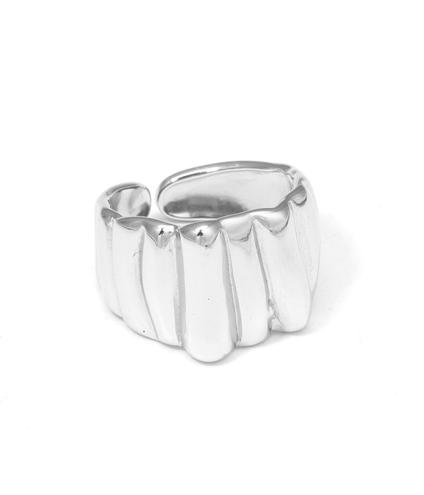 Anillo con diseño texturizado ondulado 2