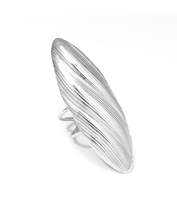 Anillo plateado de diseño alargado