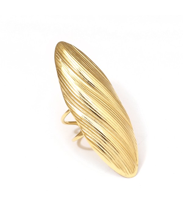 Anillo dorado de diseño alargado