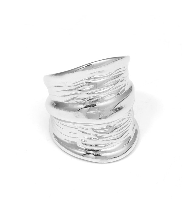 Anillo ancho con textura ondulada