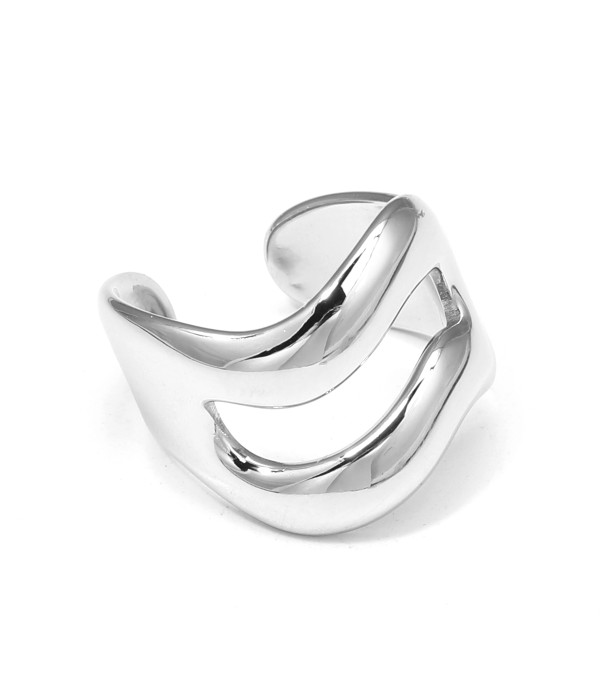 Anillo plateado con curvas onduladas