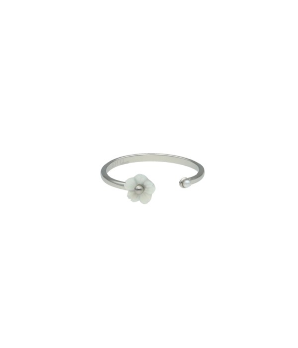 Anillo con flor blanca 2