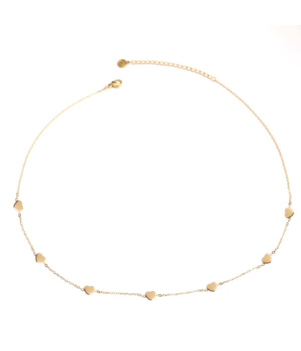 Collar dorado de corazones