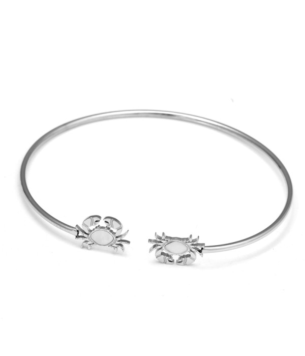 Pulsera rígida plateada con cangrejo de nácar
