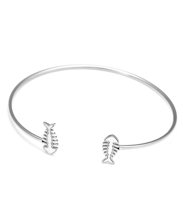 Pulsera rígida plateada con pez de nácar