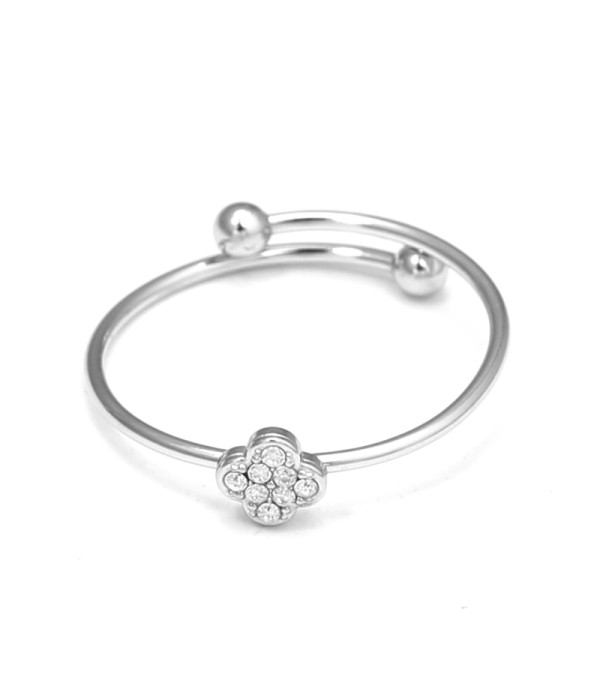 Anillo plateado con trébol de cuatro hojas y circonitas