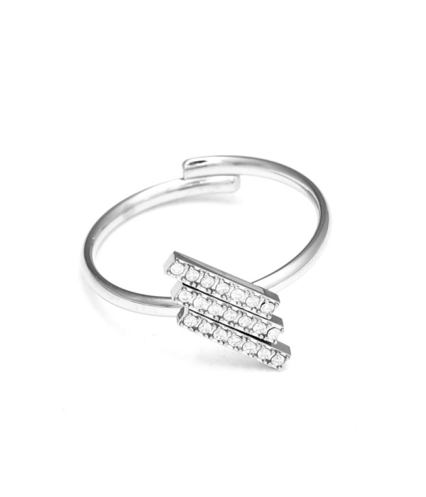 Anillo con diseño de líneas rectas y circonitas