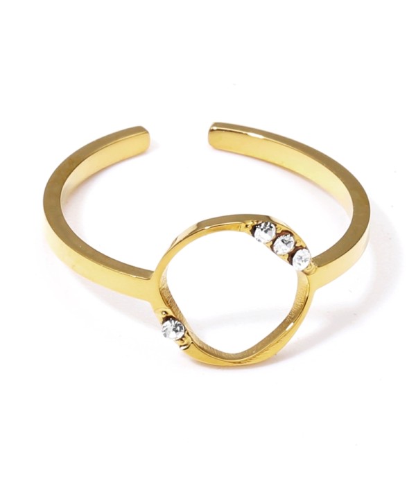 Anillo dorado con círculo y detalles en circonitas