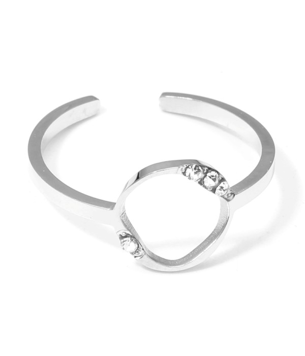 Anillo plateado con círculo y detalles en circonitas