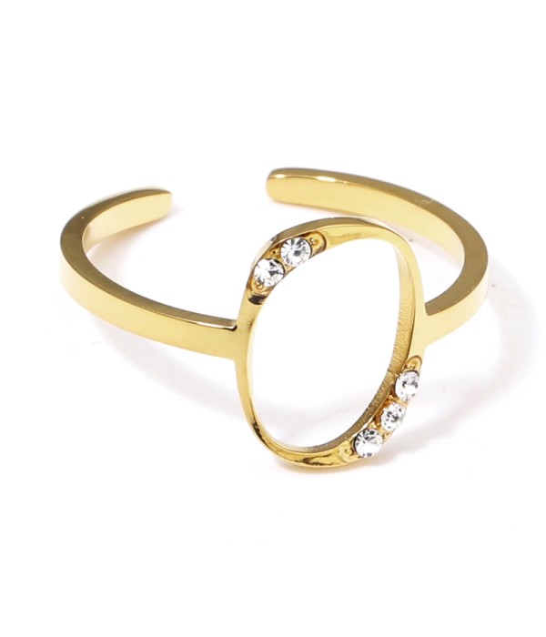 Anillo dorado con óvalo y detalles en circonitas