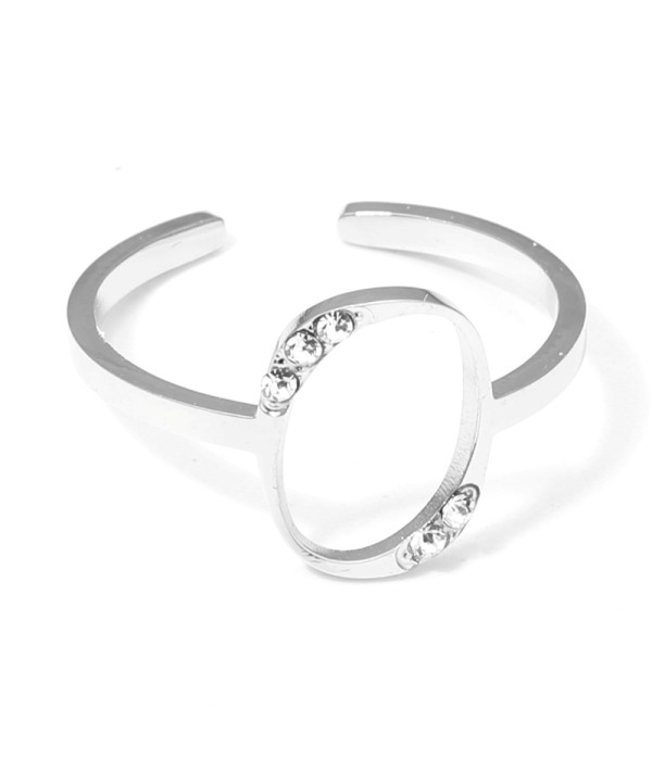 Anillo plateado con óvalo y detalles en circonitas