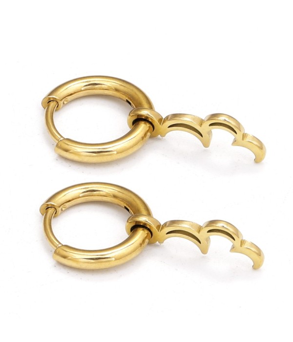 Pendientes de aro dorados con colgantes de lunas