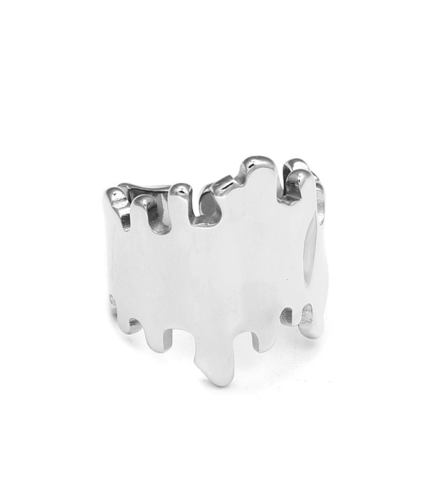 Anillo plateado con bordes irregulares