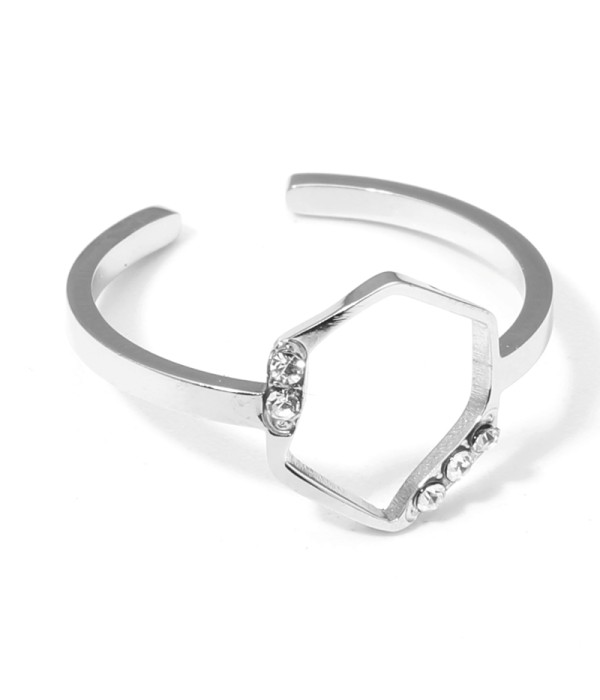 Anillo plateado con polígono y detalles en circonitas