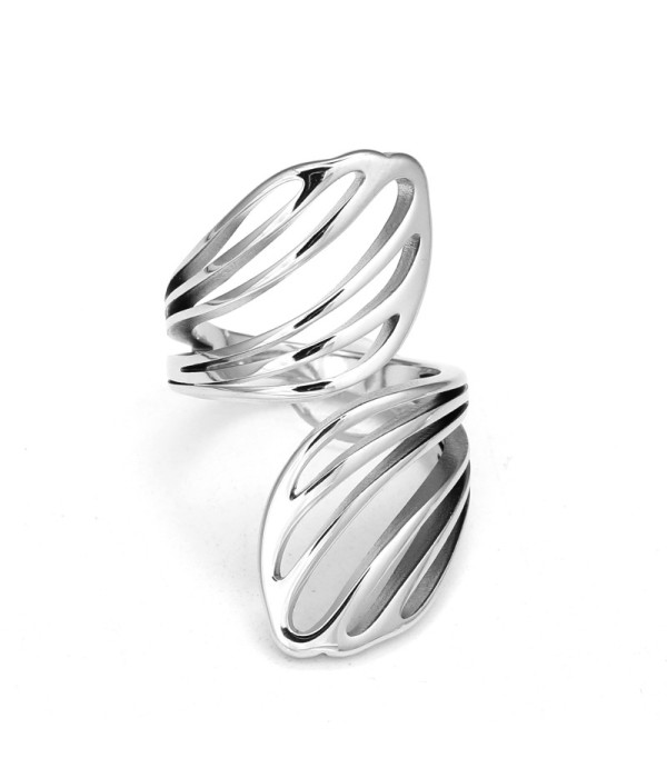 Anillo plateado de bandas onduladas