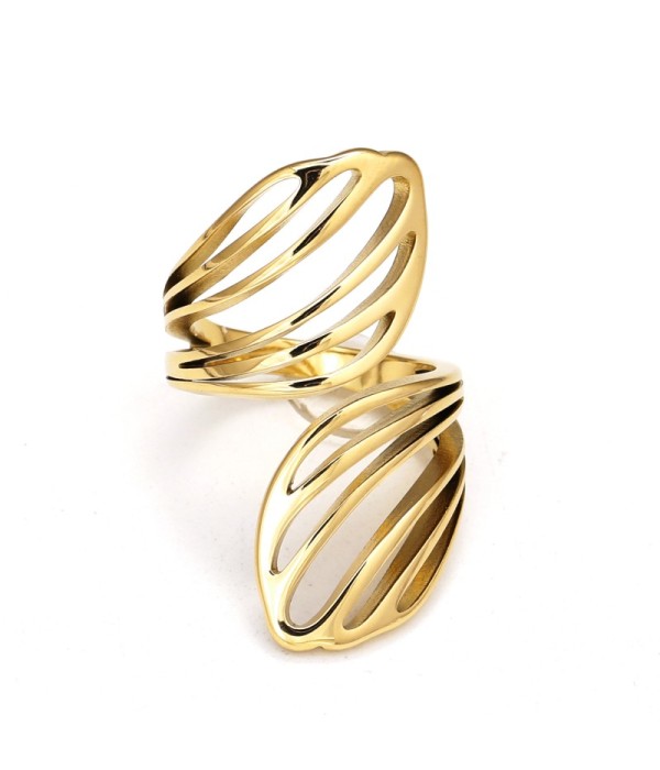 Anillo dorado de bandas onduladas