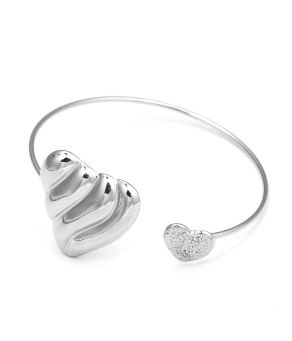 Pulsera rígida plateada con dos corazones